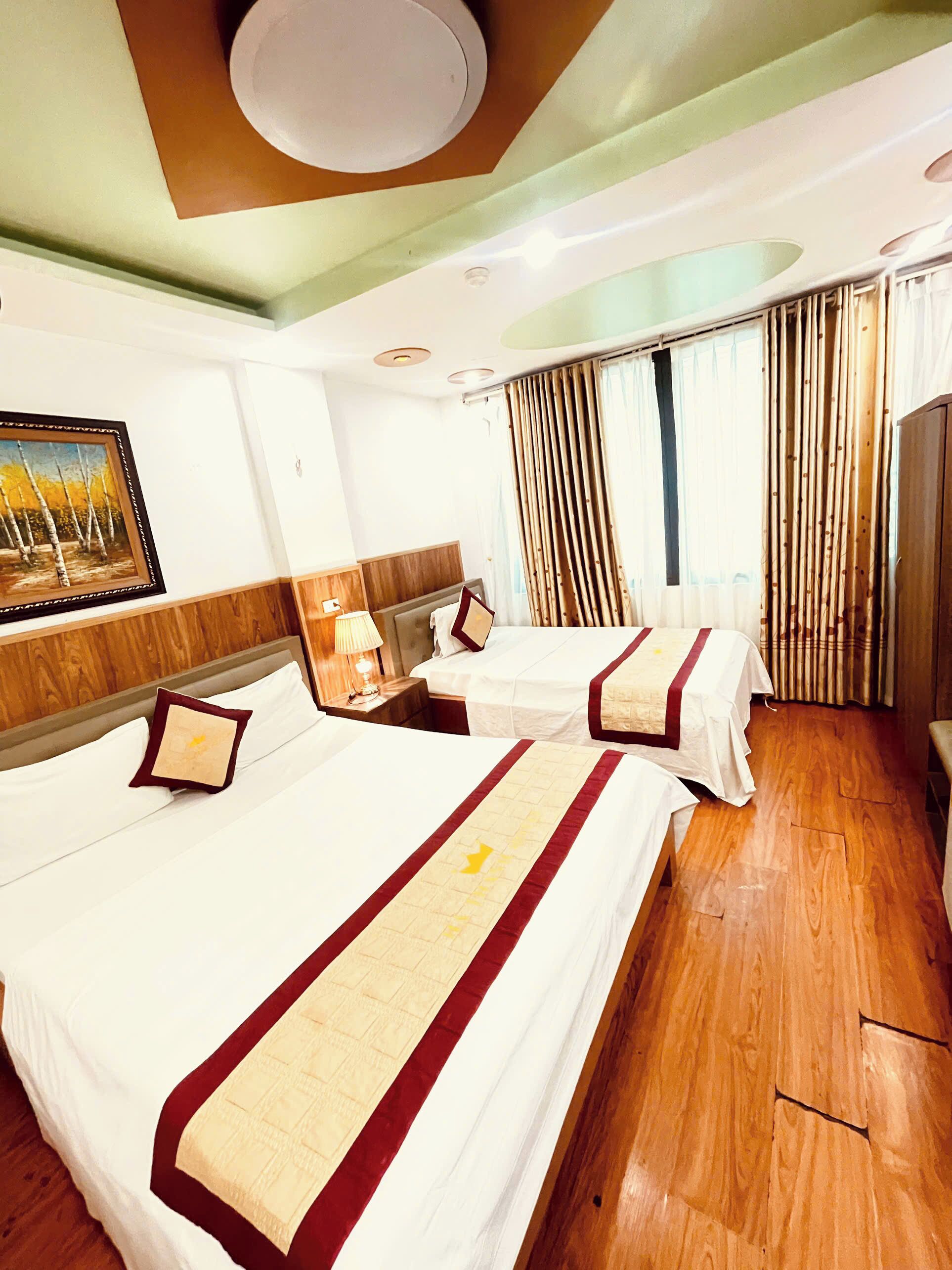 Habitación triple familiar | Colchones Select Comfort, minibar con artículos gratuitos, escritorio