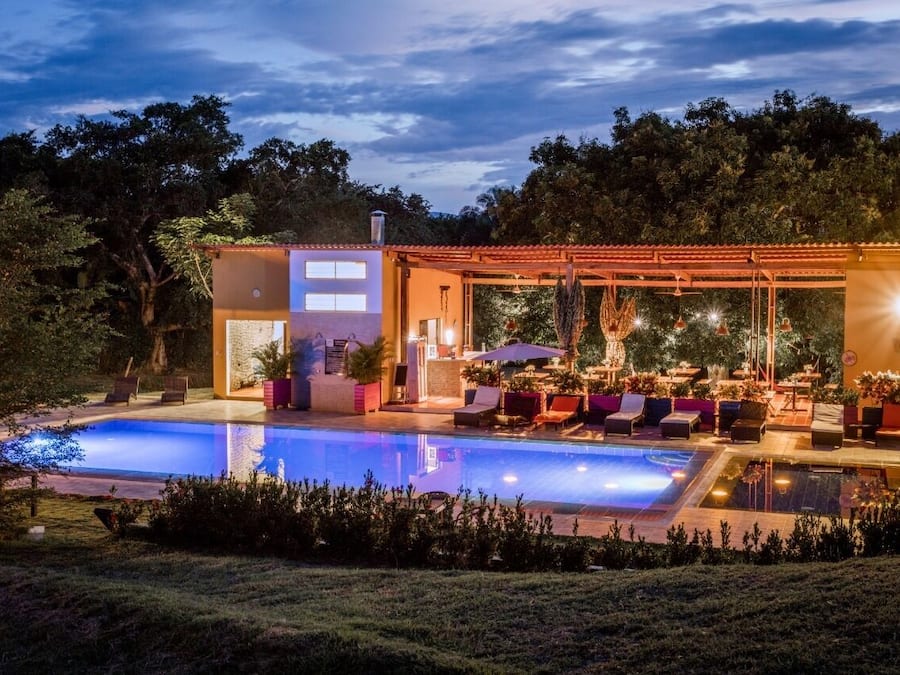 Una piscina al aire libre