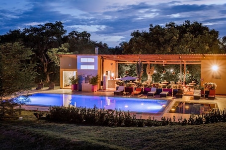 Outdoor pool. Mangoo Glamping