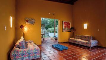 Suite superior, vista a la montaña | Sala de estar