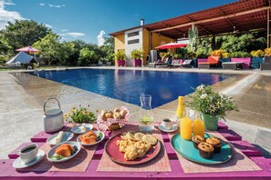 Tägliches inbegriffenes kontinentales Frühstück