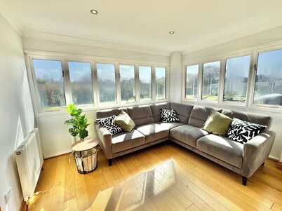 Stunning 7 Bedroom Escape Near New Forest and Beach - Large Garden - Sleeps 14