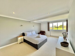 7 bedrooms, iron/ironing board, free WiFi, bed sheets