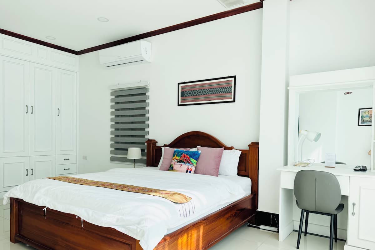Deluxe suite, uitzicht op stad | 2 slaapkamers, een kluis op de kamer, een bureau