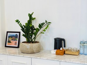 Deluxe suite, uitzicht op de stad | Een kluis op de kamer, een bureau, verduisterende gordijnen, gratis wifi