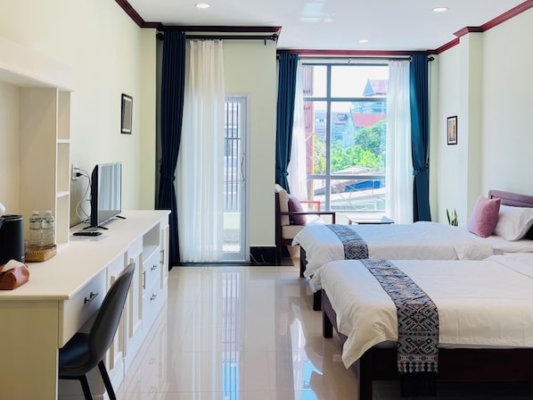 Quarto duplo luxo, vista para a cidade | Cofres nos quartos, escrivaninha, cortinas blackout, Wi-Fi de cortesia