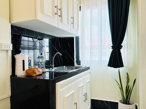 Caja de seguridad en la habitación, escritorio y cortinas blackout 