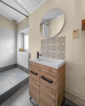 Shower, hair dryer, towels, shampoo