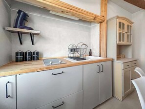 Refrigerador, microondas, parrilla de estufa y cafetera y tetera 