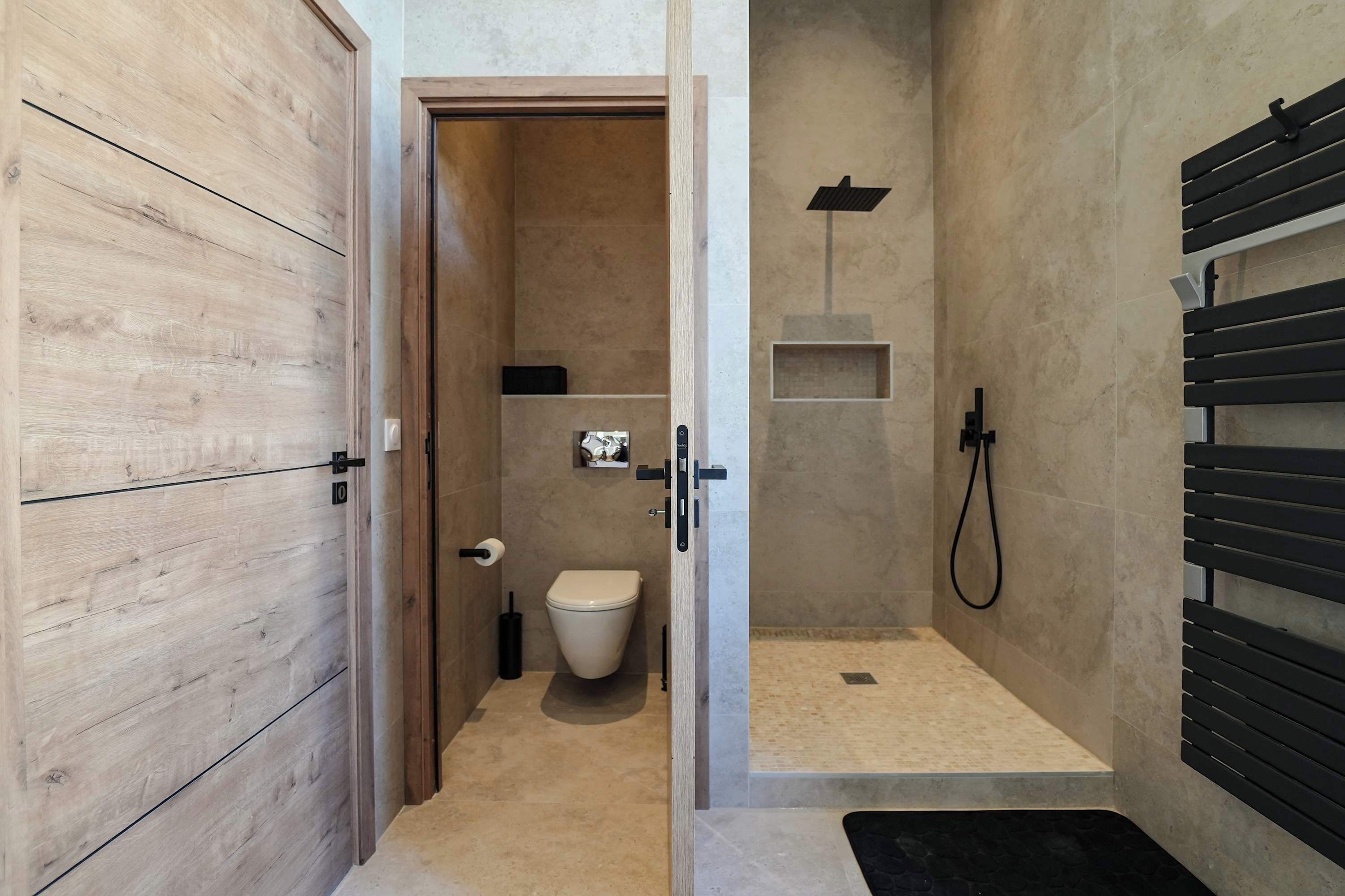 Dusche, kostenlose Toilettenartikel, Haartrockner, Handtücher