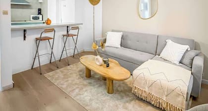 LX120 T2 au pied de la Cité, vue sur les remparts