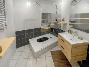 Dusche, kostenlose Toilettenartikel, Haartrockner, Handtücher