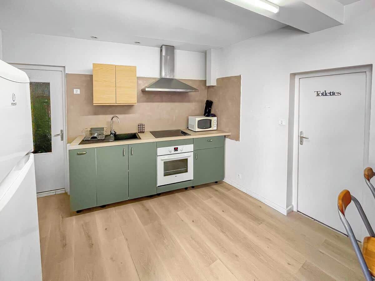 Fridge, microwave, oven, coffee/tea maker