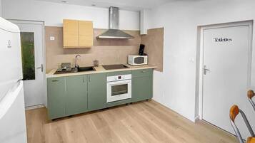 Fridge, microwave, oven, coffee/tea maker
