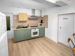 Fridge, microwave, oven, coffee/tea maker