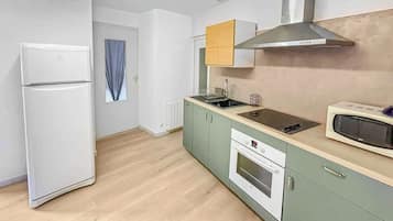 Køleskab, mikrobølgeovn, ovn, kaffe-/temaskine