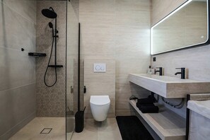 A modern bathroom with a shower, toilet, and sink. - LX133 Villa jardin, piscine privée et calme absolu (Villeneuve-Loubet)