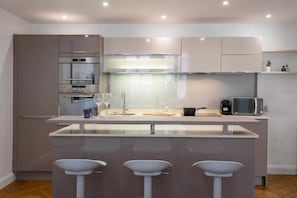 Fridge, microwave, oven, stovetop - Le Palais Madrid (Cannes)
