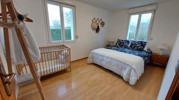 3 bedrooms, iron/ironing board, free WiFi, bed sheets
