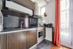 Réfrigérateur, micro-ondes, four, plaque de cuisson