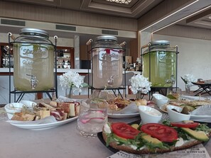 Ein Buffet mit verschiedenen Speisen und drei Gläserhaltern, beschriftet mit 'Yorkshire Glassware Established 1898'.