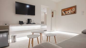 Suite familiar, 1 cama doble con sofá cama, vistas a la ciudad | Zona de estar