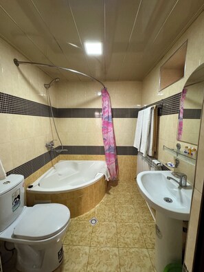 Τετράκλινο Δωμάτιο | Μπάνιο | Δωρεάν προϊόντα προσωπικής περιποίησης, πιστολάκι μαλλιών, παντόφλες