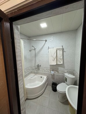 Triple Room | Bathroom | Free toiletries, hair dryer, slippers, towels - Shahram Plus (Samarkand)