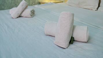 Double Room | Hypo-allergenic bedding, desk, soundproofing, iron/ironing board