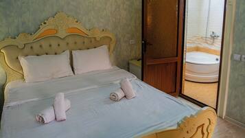 Double Room | Hypo-allergenic bedding, desk, soundproofing, iron/ironing board