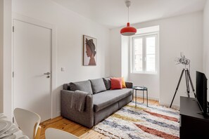 Departamento urbano, 2 habitaciones, para no fumadores | Área de sala de estar | Smart TV de 43 pulgadas con canales por cable