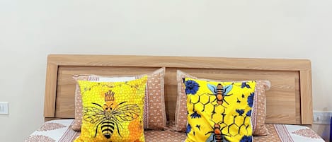 1 habitación, escritorio, tabla de planchar con plancha y wifi