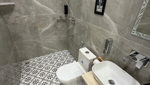 Ein modernes Badezimmer mit Dusche, Toilette und Waschbecken.