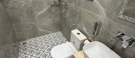 Dusche, kostenlose Toilettenartikel, Haartrockner, Bidet