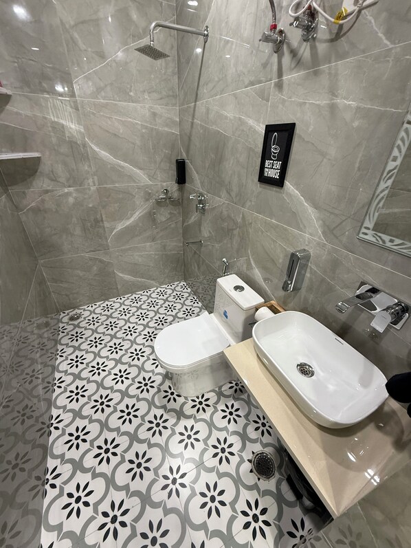 Dusche, kostenlose Toilettenartikel, Haartrockner, Bidet