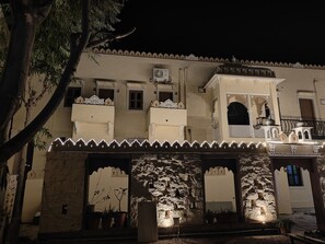 Premium bedding, down comforters, blackout drapes, free WiFi - Garh Madan A heritage Stay (Jodhpur)