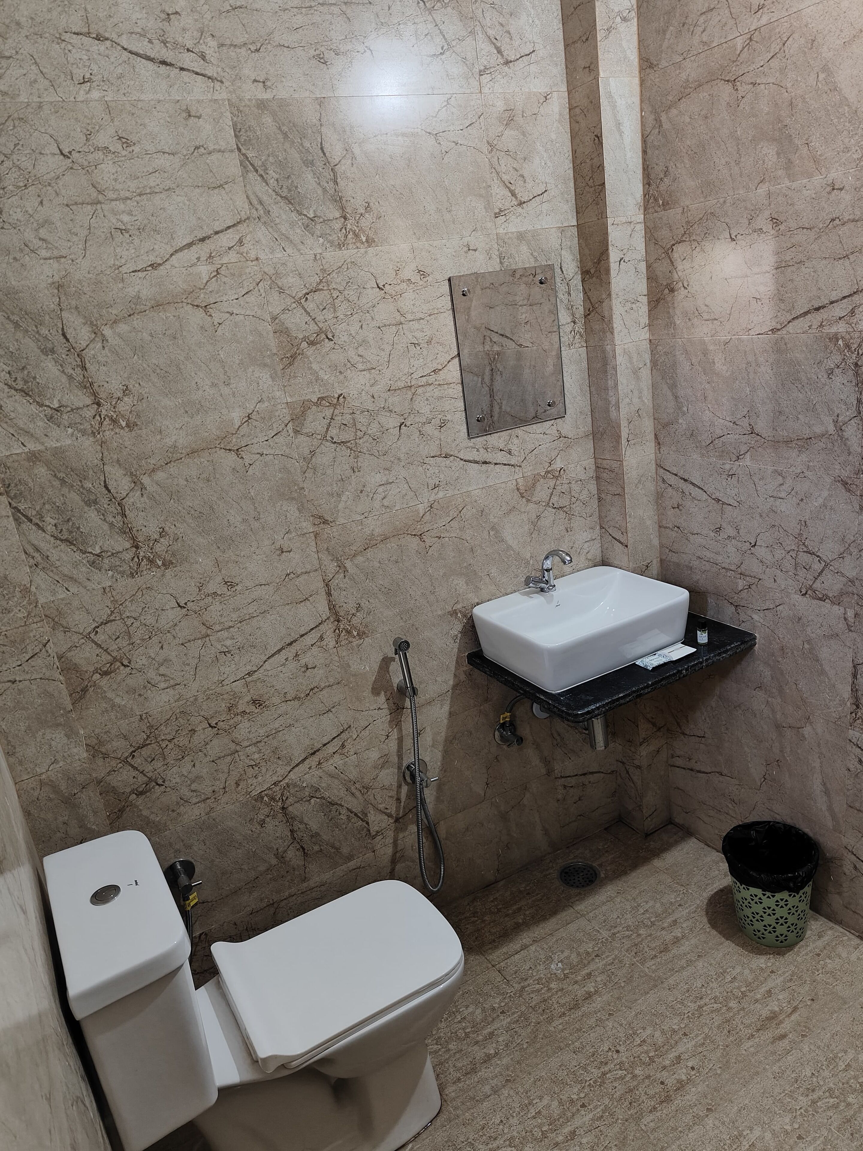 Un baño con inodoro, lavamanos y ducha.