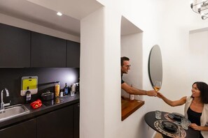 Kühlschrank, Herdplatte, Wasserkocher, Kochgeschirr/Geschirr/Besteck