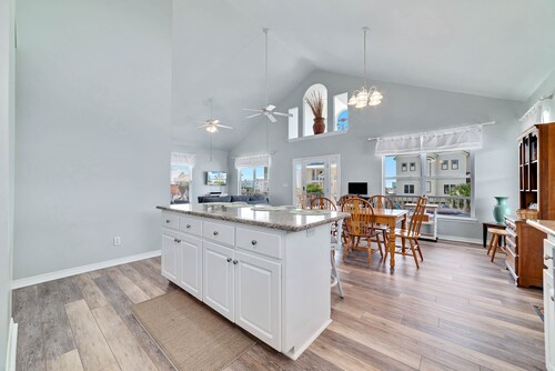 Sea La Vie | Quiet Seaside Escape | Outdoor Pool & Hot Tub | Direct Beach Access | My Beach Getaways