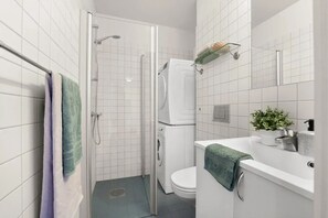 Shower, hair dryer, towels, soap - 2br on Tjuvholmen with sea view (Oslo)