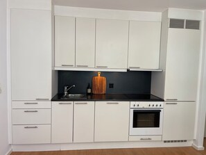 Een koelkast, een oven, een kookplaat, een vaatwasser