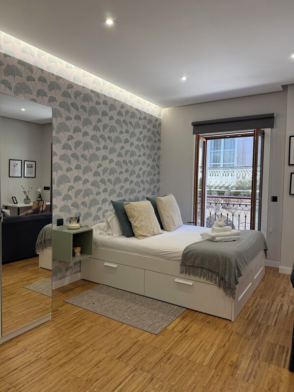 Fer et planche à repasser, lit parapluie, Wi-Fi, draps fournis