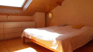 2 bedrooms, travel crib, free WiFi