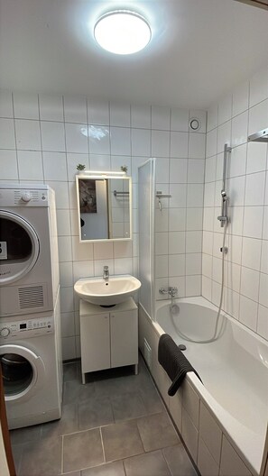 Haartrockner, Seife, Toilettenpapier