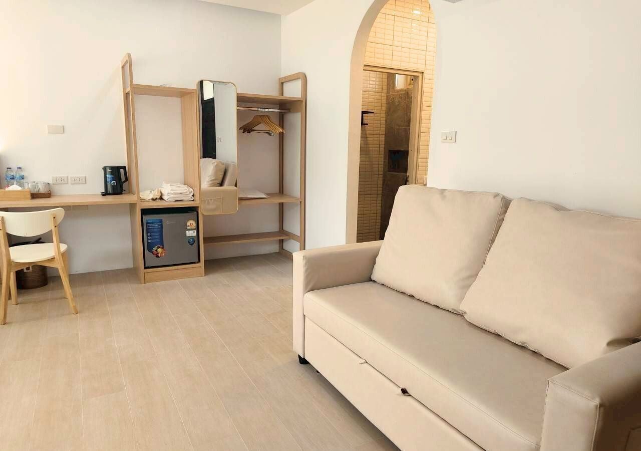 Executive Room, 2 Twin Beds, Pool View | Living area | TV