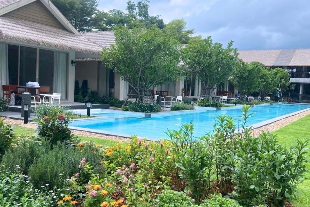 Executive Room, 1 Bedroom, Pool View | Desk, laptop workspace, free WiFi, bed sheets