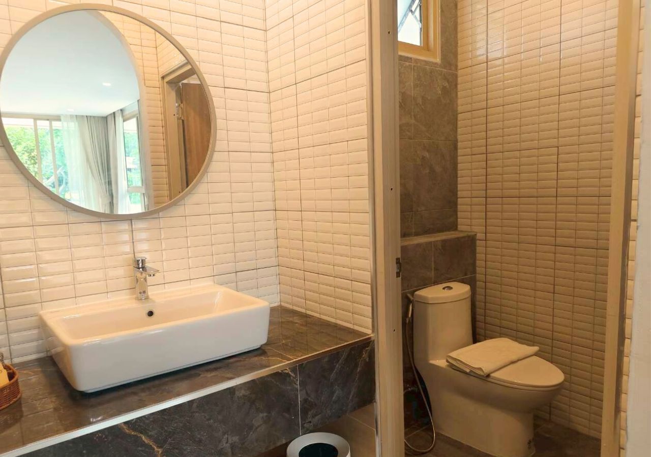 Chambre Exécutive, 2 lits une place, vue piscine | Salle de bain | Douche, articles de toilette gratuits, chaussons, serviettes fournies