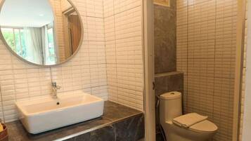 Executive Room, 2 Twin Beds, Pool View | Bathroom | Shower, free toiletries, slippers, towels