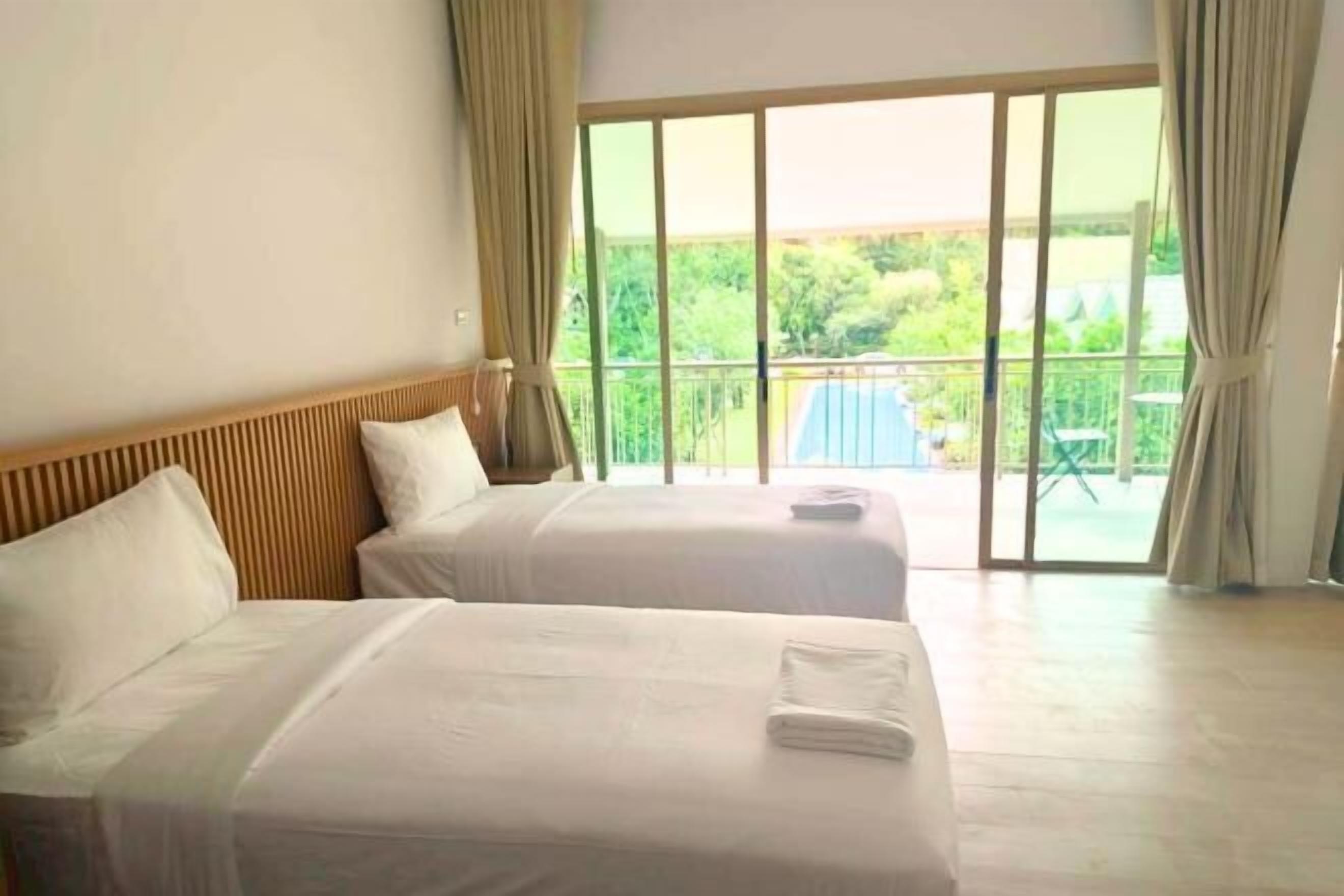 Työpöytä, kannettavalle tietokoneelle sopiva työtila, ilmainen Wi-Fi