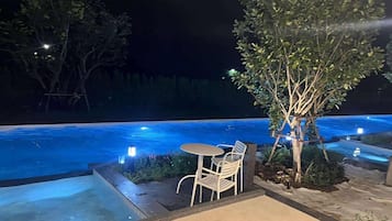 Executive Room, 1 Bedroom, Pool View | Desk, laptop workspace, free WiFi, bed sheets